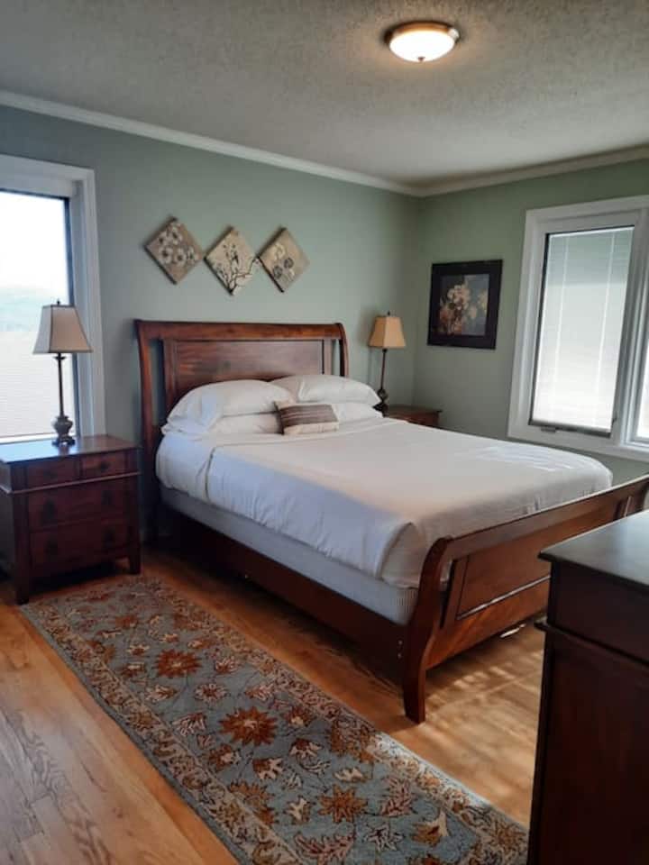 楼上第二间卧室--标准双人床，可供两位房客入住--套内卫生间