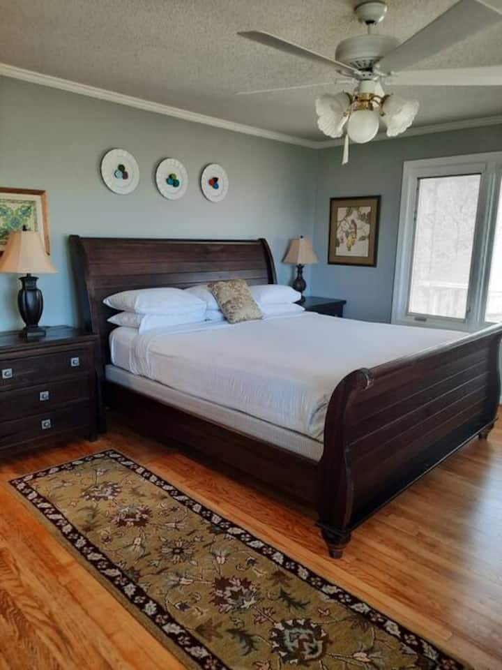 楼上第四间卧室--加大双人床--可供两位房客入住--套内卫生间