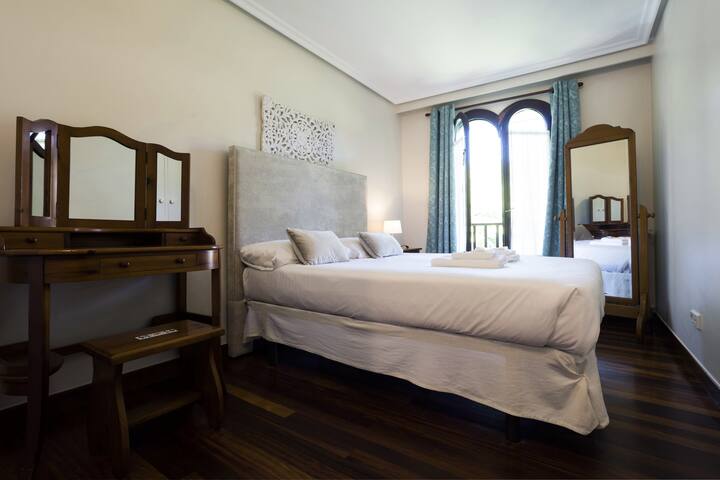 Gure Loraitz gallery image 5