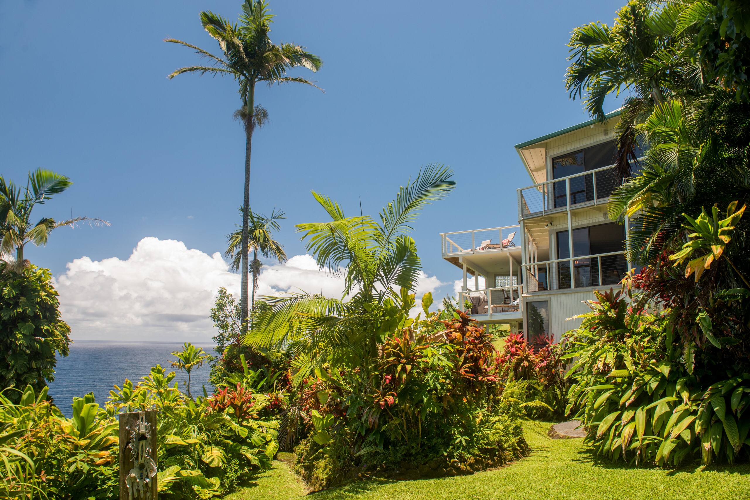 Home in Laupahoehoe · ★4.94 · 3 bedrooms · 3 beds · 3 baths - Photo 30