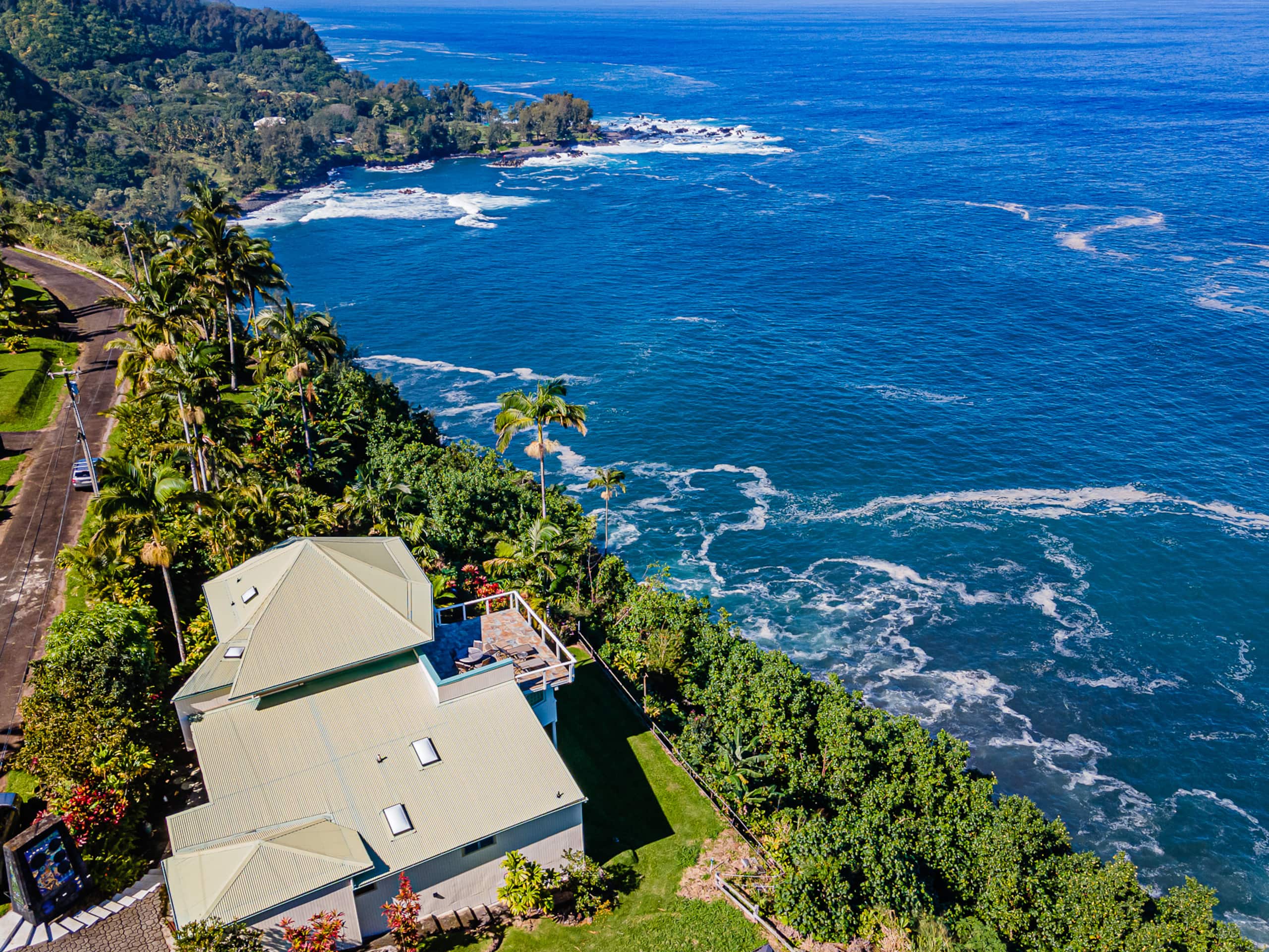 Home in Laupahoehoe · ★4.94 · 3 bedrooms · 3 beds · 3 baths - Photo 39