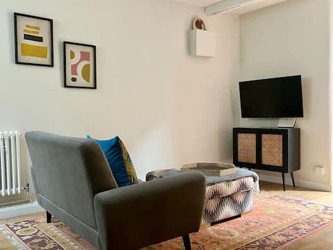 Popular Airbnb listing: Charming Weaver's Cottage in Historic Frome in Frome