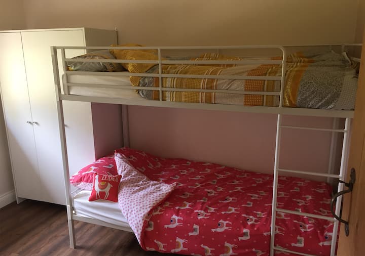 Соба на спрат (приземје) со тројна гардероба, во која има простор за двојно закачување и простор со тројна полица во целосна големина.  Исто така, има и посебен единечен кревет.