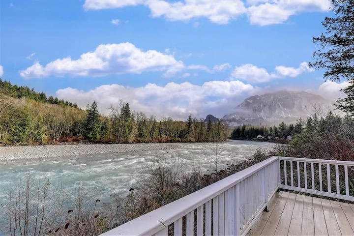 Jaybird Retreat: 2 Cozy Cottages, Riverfront & Mountain Views From Hot Tub - Washington