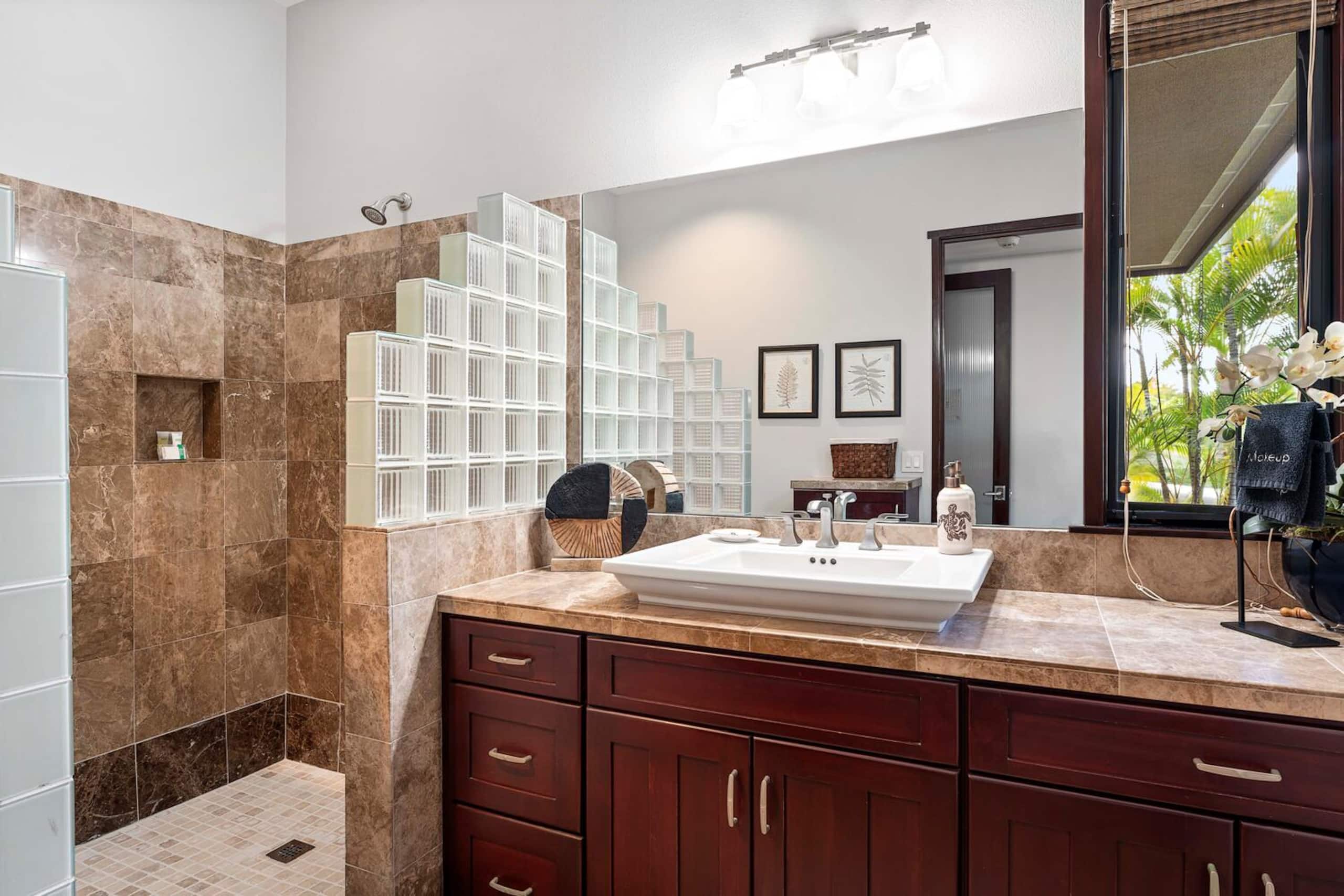 Home in Kailua-Kona · ★4.94 · 3 bedrooms · 3 beds · 3.5 baths - Image 38