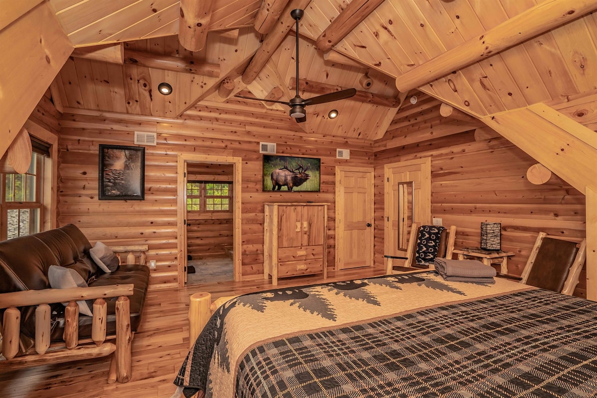 Apartman na zadnjem katu s velikim bračnim krevetom, nadsvođenim stropovima, udobnim prostorom za sjedenje i dodatnom privatnošću. Ovaj prostrani smještaj nudi miran odmor uz jednostavan pristup kadi u potkrovlju, što ga čini idealnim za parove ili goste koji žele miran boravak na višem katu.
