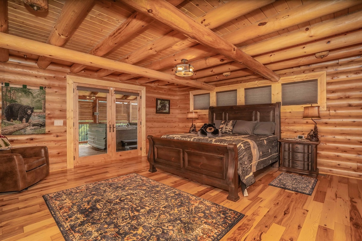 Spavaća soba s velikim bračnim krevetom na glavnoj razini koja je također odlična za goste smanjene pokretljivosti. Uživajte u jednostavnom pristupu, udobnim sjedalima i privatnim vratima na terasi, a sve se nalazi na glavnoj etaži, samo nekoliko koraka od kuhinje i dnevnih prostora.
