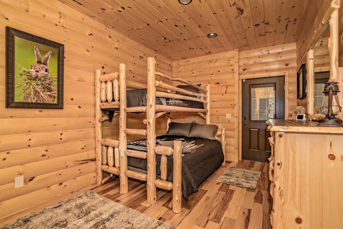 Spavaća soba na nižoj razini s krevetima na kat izrađenim od drva i rustikalnim šarmom. Zabavan, udoban prostor za djecu ili dodatne goste, smješten u blizini igraonice, kazališta i vanjskih prostora u Roaring Fork Lodgeu.
