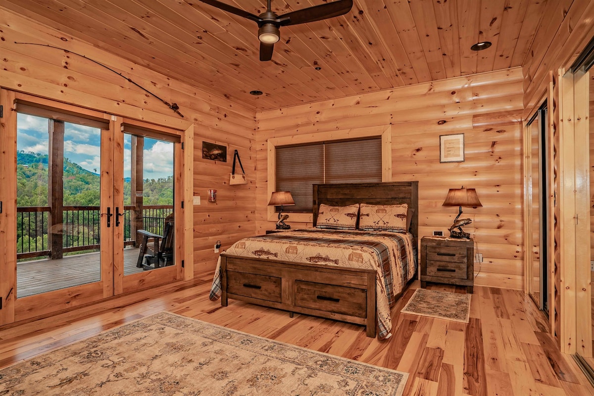 Spavaća soba s bračnim krevetom na nižoj razini s privatnim izlazom na terasu i pogledom na planine. Udobno i tiho utočište s jednostavnim pristupom vanjskim prostorima za sjedenje i igraonici... savršeno za goste koji uživaju u svježem zraku i dodatnoj privatnosti u Roaring Fork Lodgeu.
