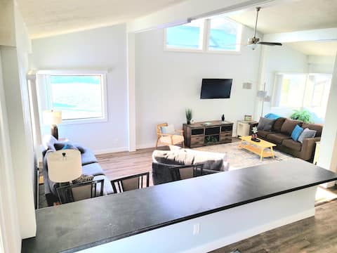 7 Queen Bed, 3 Bath Heart of Arnolds Park