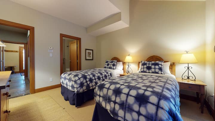 เตียงแฝดสองเตียงที่อบอุ่นเข้าถึงอ่างน้ำร้อนและสนามหลังบ้านได้โดยตรง