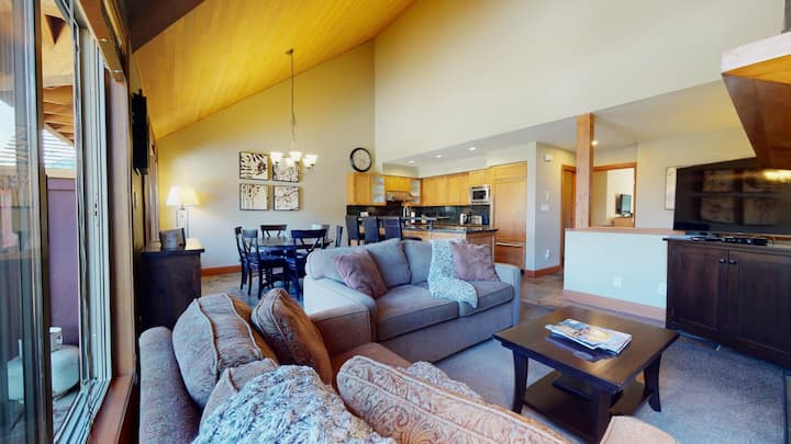 ผ่อนคลายริมเตาผิงแก๊สในพื้นที่นั่งเล่นแบบเปิดโล่งกว้างขวาง