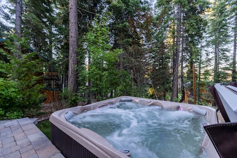 The Treehouse: Hot Tub, 3 King Beds, EV Charger