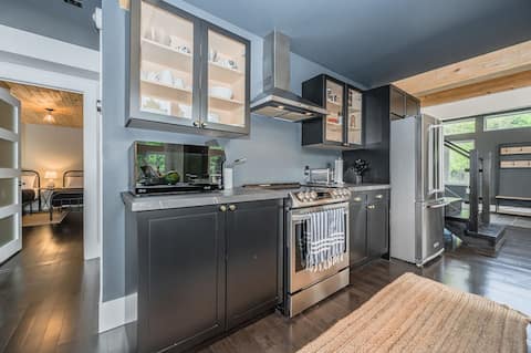 Top Airbnb: Luxury Tobermory Retreat: Modern Home and Hot Tub in Northern Bruce Peninsula