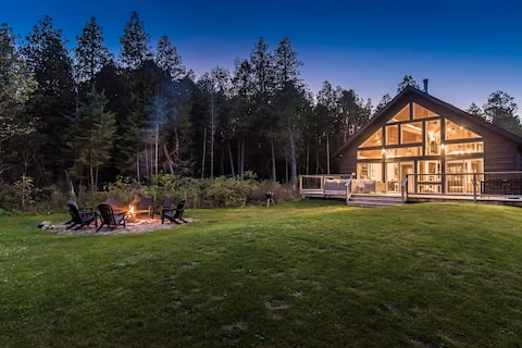 Luxury Tobermory Retreat: Modern Home + Hot Tub