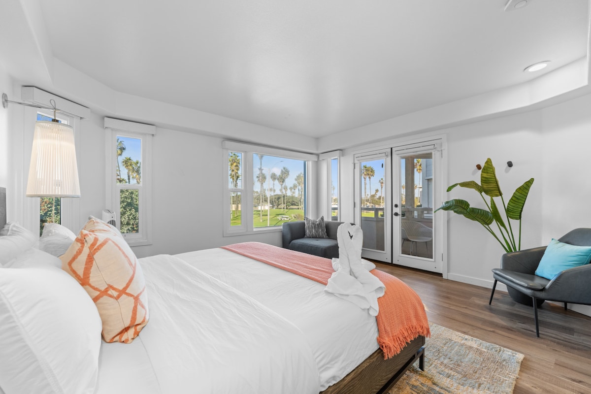 Dormitorio principal con cama tamaño king.