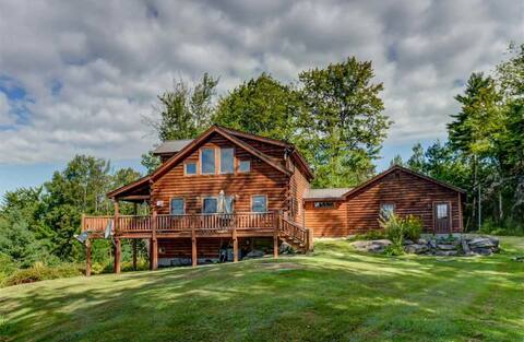 489OER Beautiful log home, views, close to skiing!