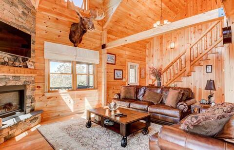 489OER Beautiful log home, views, close to skiing!
