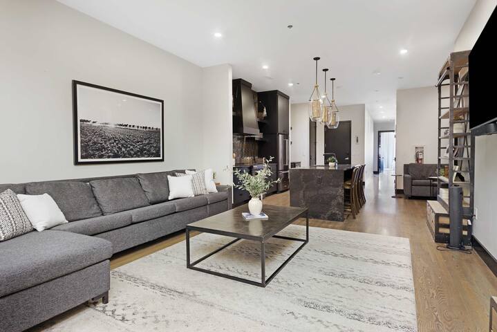 French’s Luxury Condo – Steps from Broadway