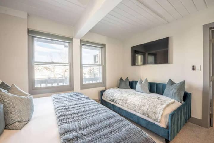 غرفة النوم الثانية: ملاذ سرير عصري فاخر، مثالي للاسترخاء وتجديد النشاط.