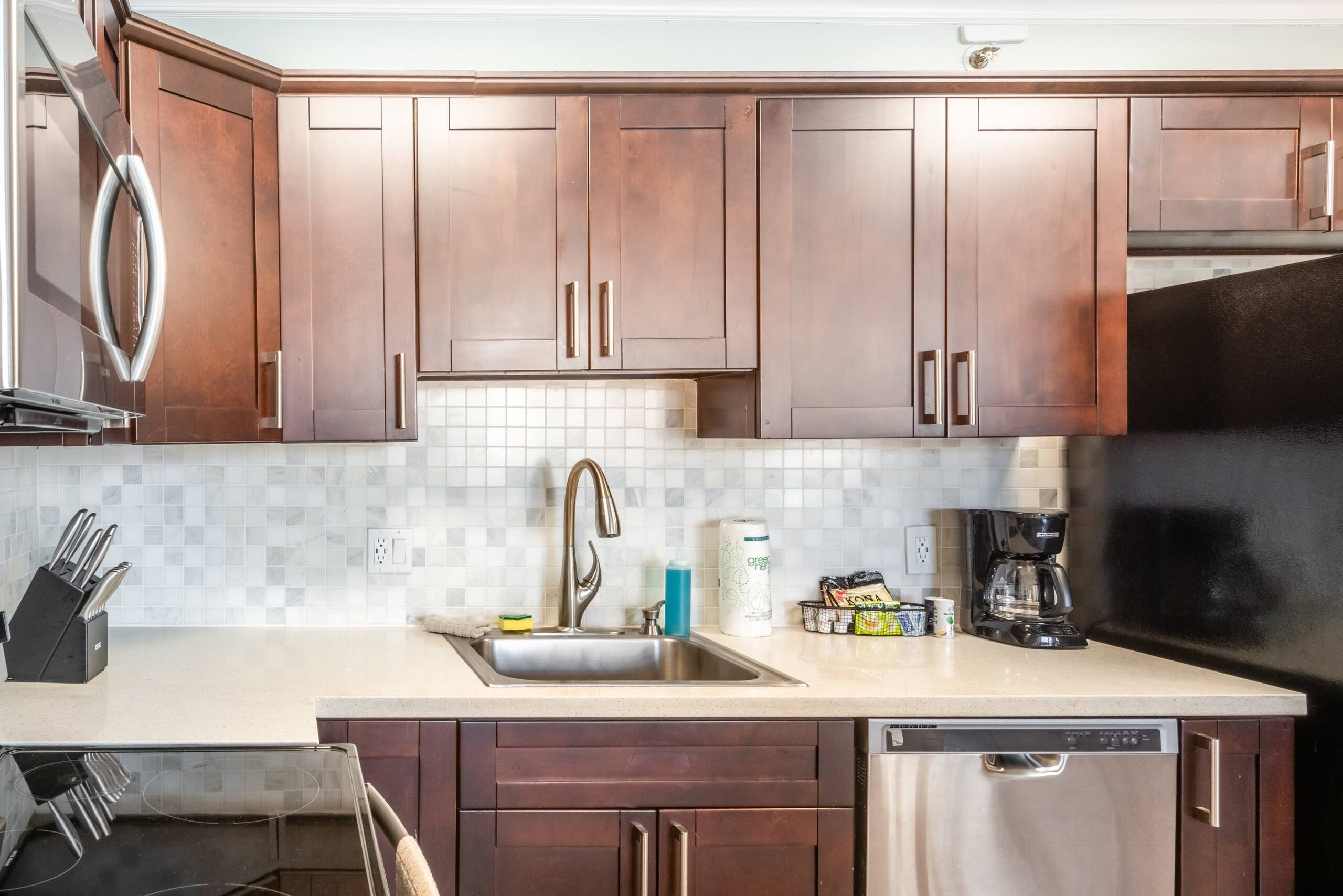 Condo in Honolulu · ★4.39 · 1 bedroom · 3 beds · 1 private bath - Image 3