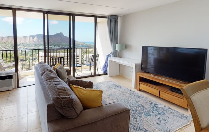 Waikiki Banyan High Level Condo With Ocean Views From The Private Lanai - Honolulu, HI