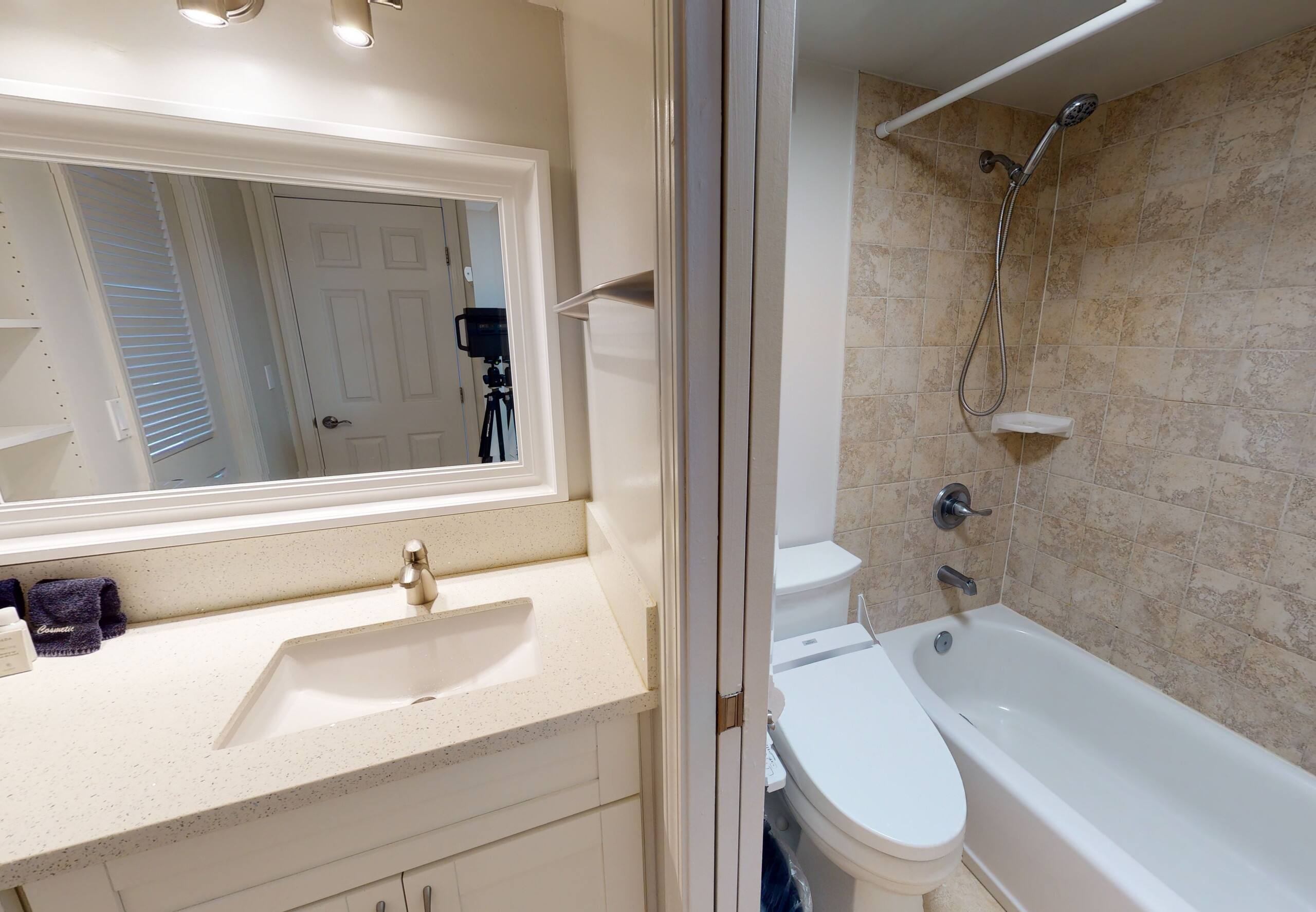 Condo in Honolulu · ★4.32 · 1 bedroom · 3 beds · 1 private bath - Image 16