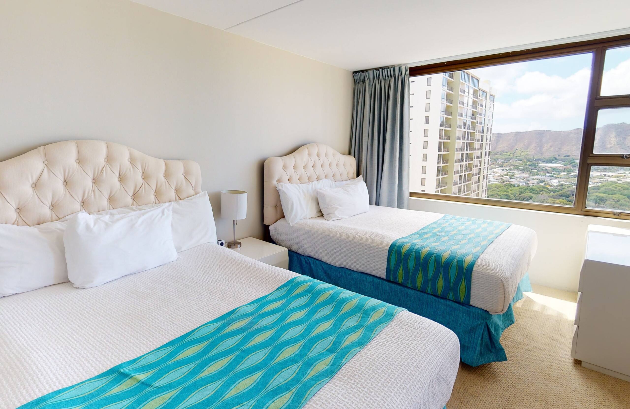 Condo in Honolulu · ★4.32 · 1 bedroom · 3 beds · 1 private bath - Image 7