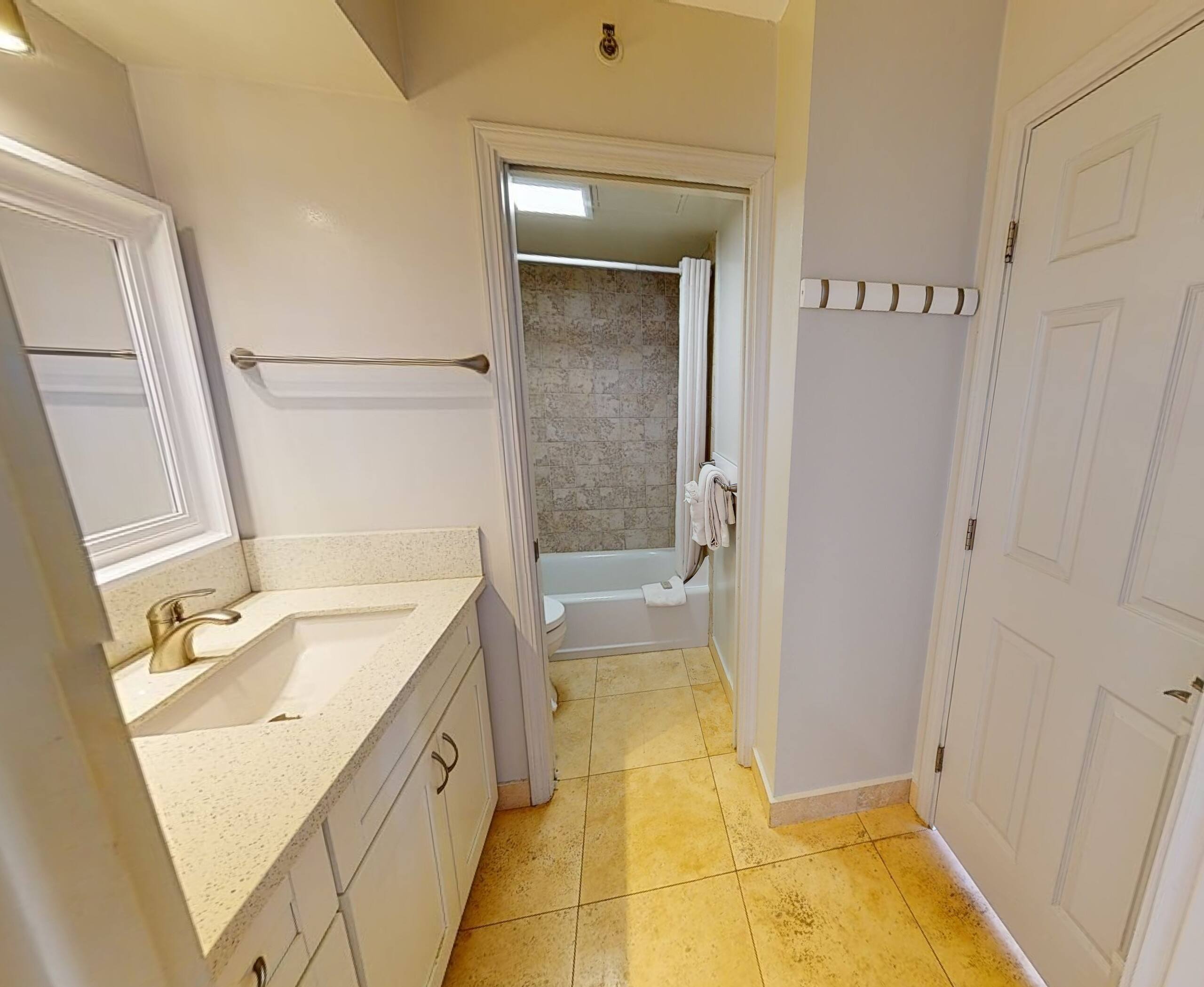 Condo in Honolulu · ★4.32 · 1 bedroom · 3 beds · 1 private bath - Image 20