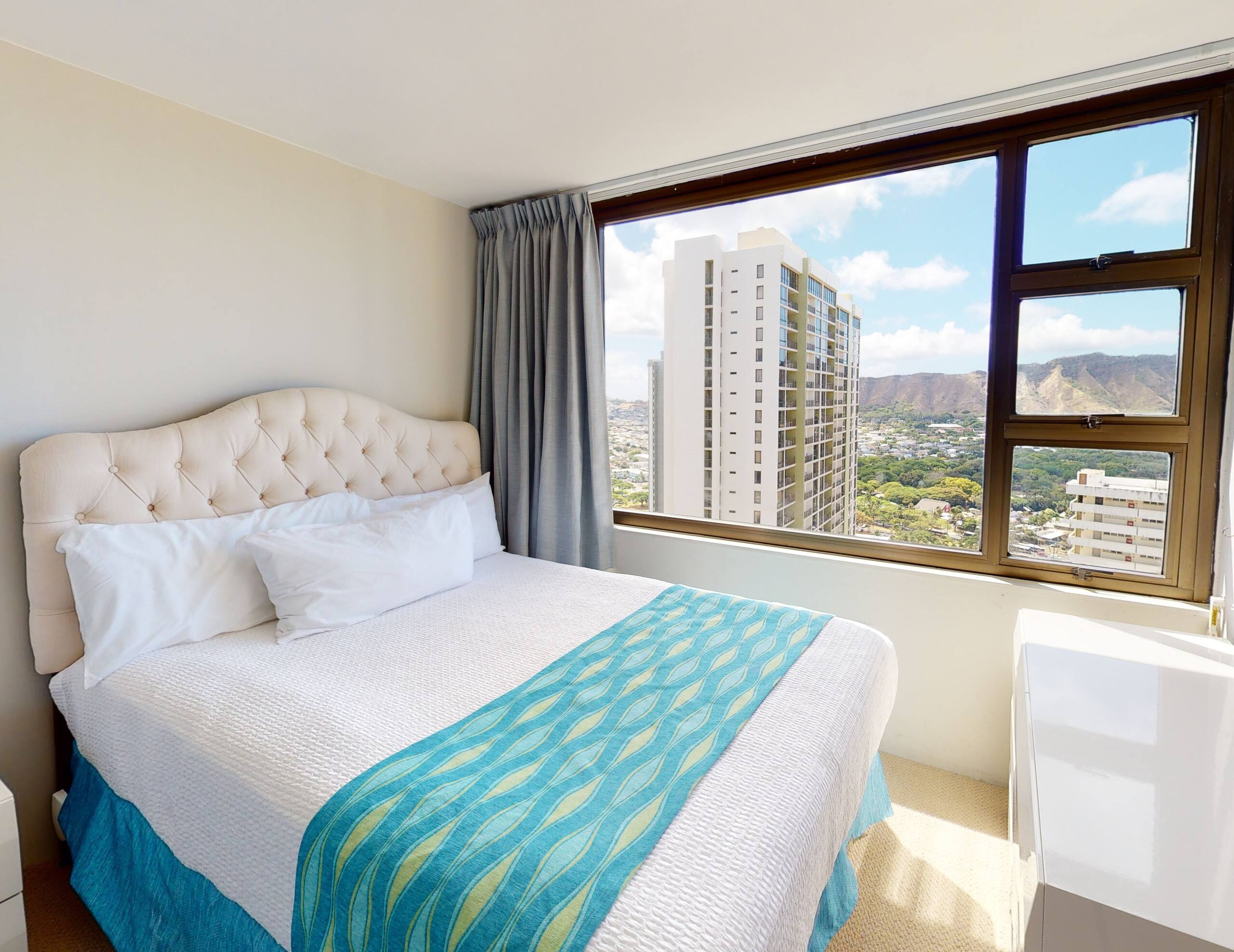 Condo in Honolulu · ★4.32 · 1 bedroom · 3 beds · 1 private bath - Image 15