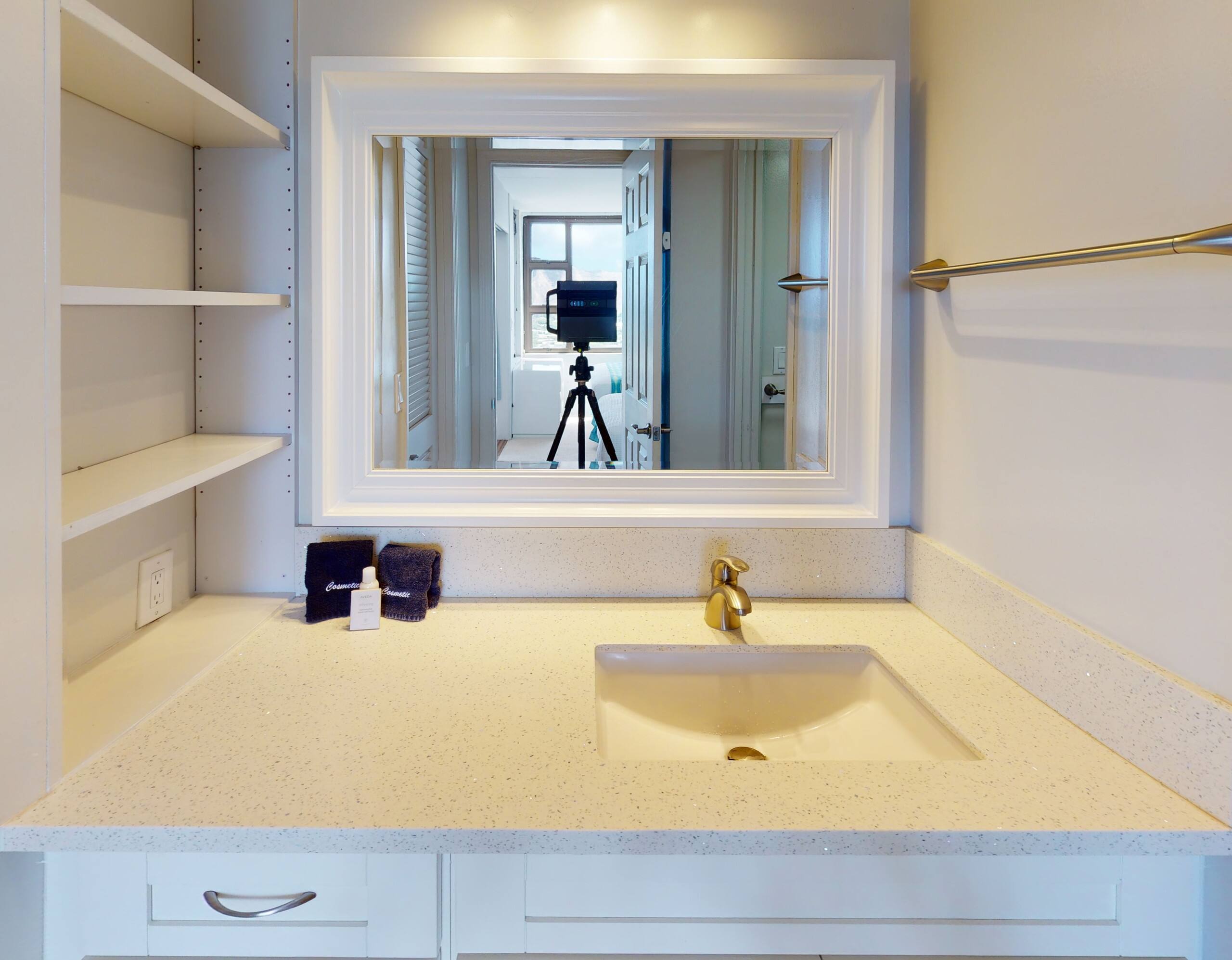 Condo in Honolulu · ★4.32 · 1 bedroom · 3 beds · 1 private bath - Image 12