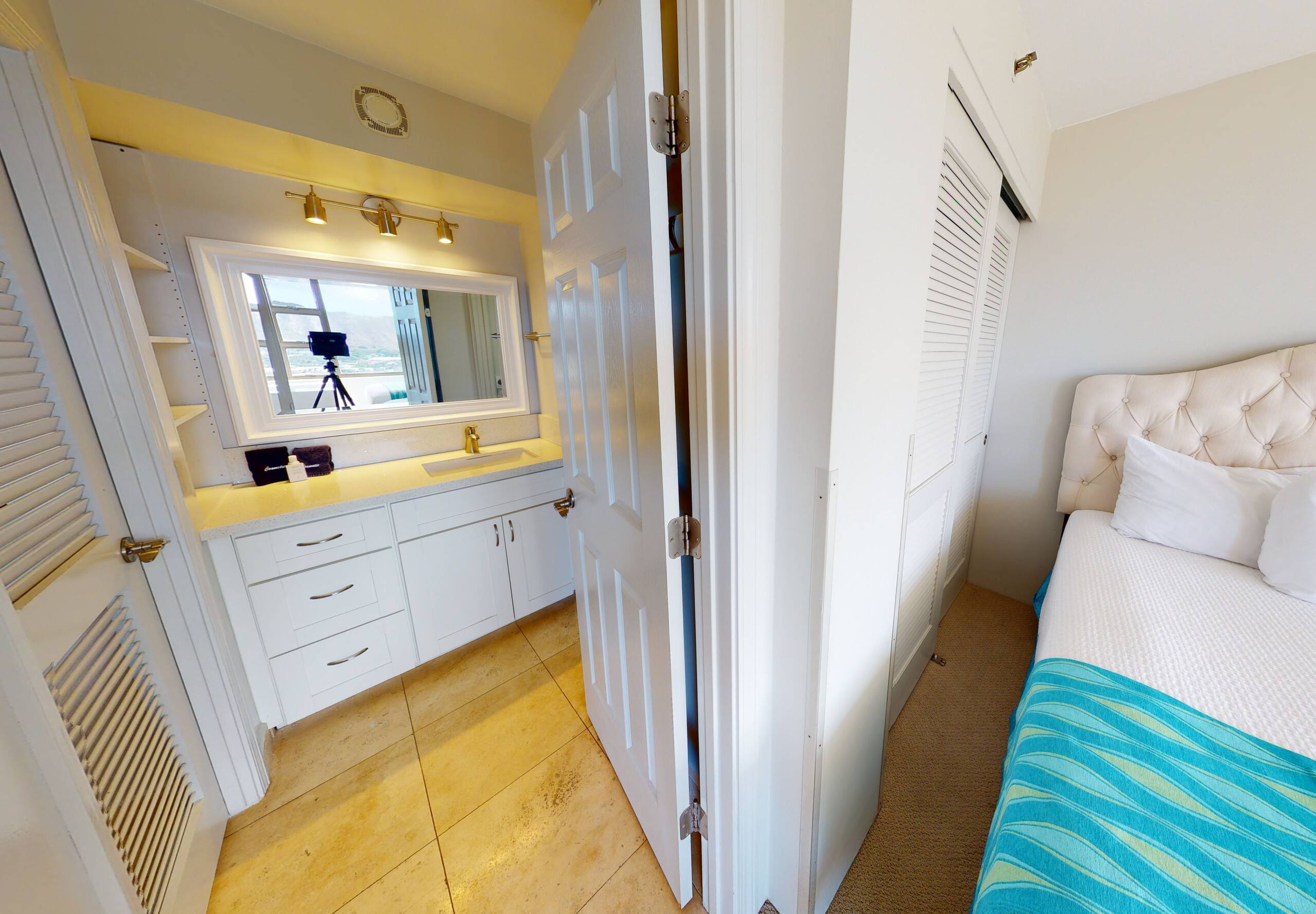 Condo in Honolulu · ★4.32 · 1 bedroom · 3 beds · 1 private bath - Image 4