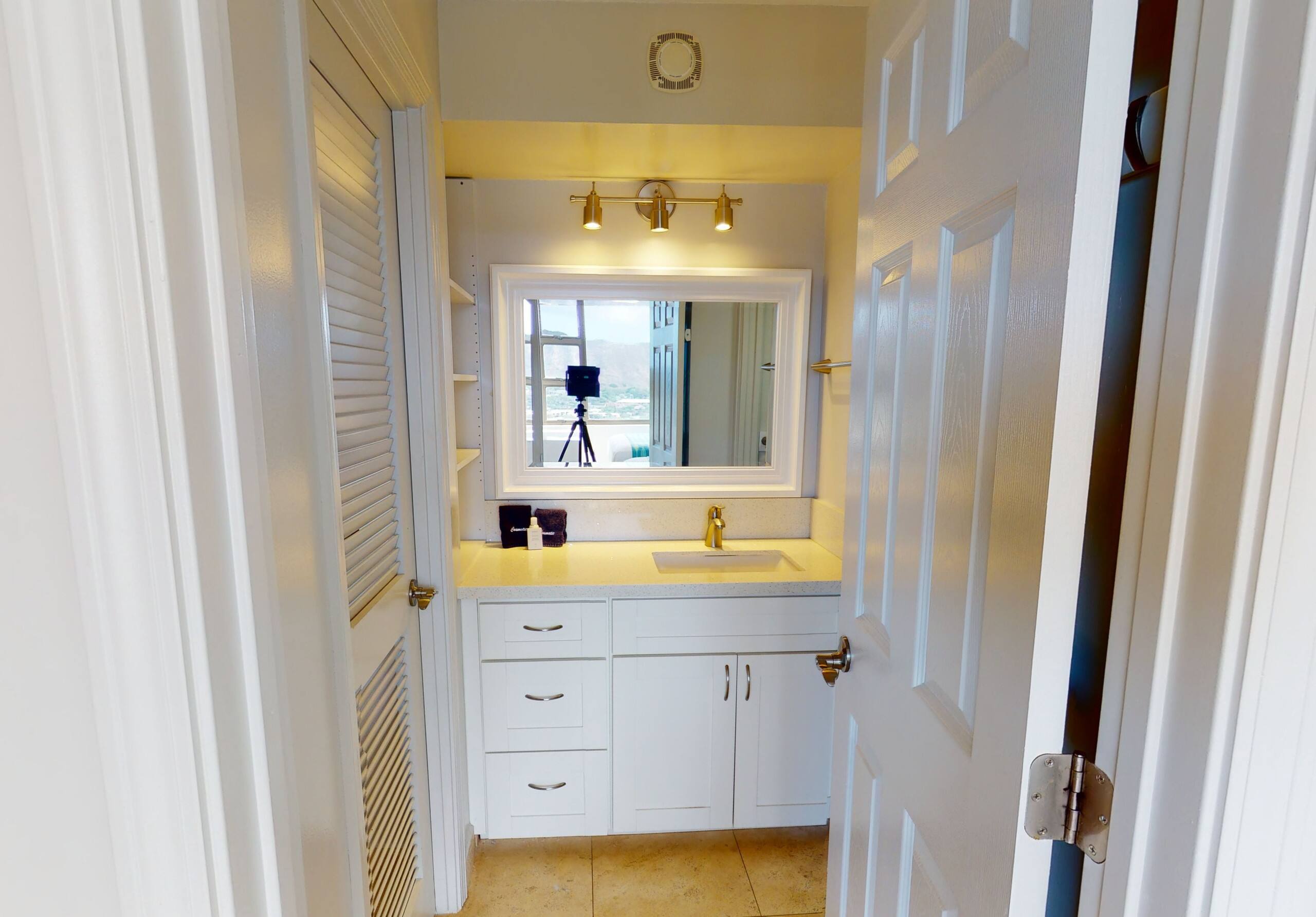 Condo in Honolulu · ★4.32 · 1 bedroom · 3 beds · 1 private bath - Image 8