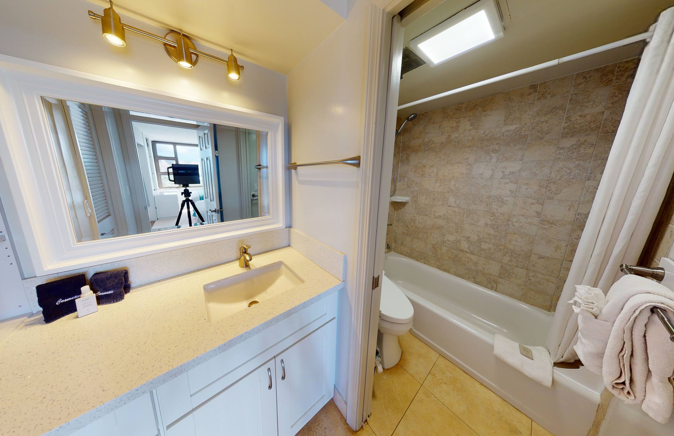 Condo in Honolulu · ★4.32 · 1 bedroom · 3 beds · 1 private bath - Image 18
