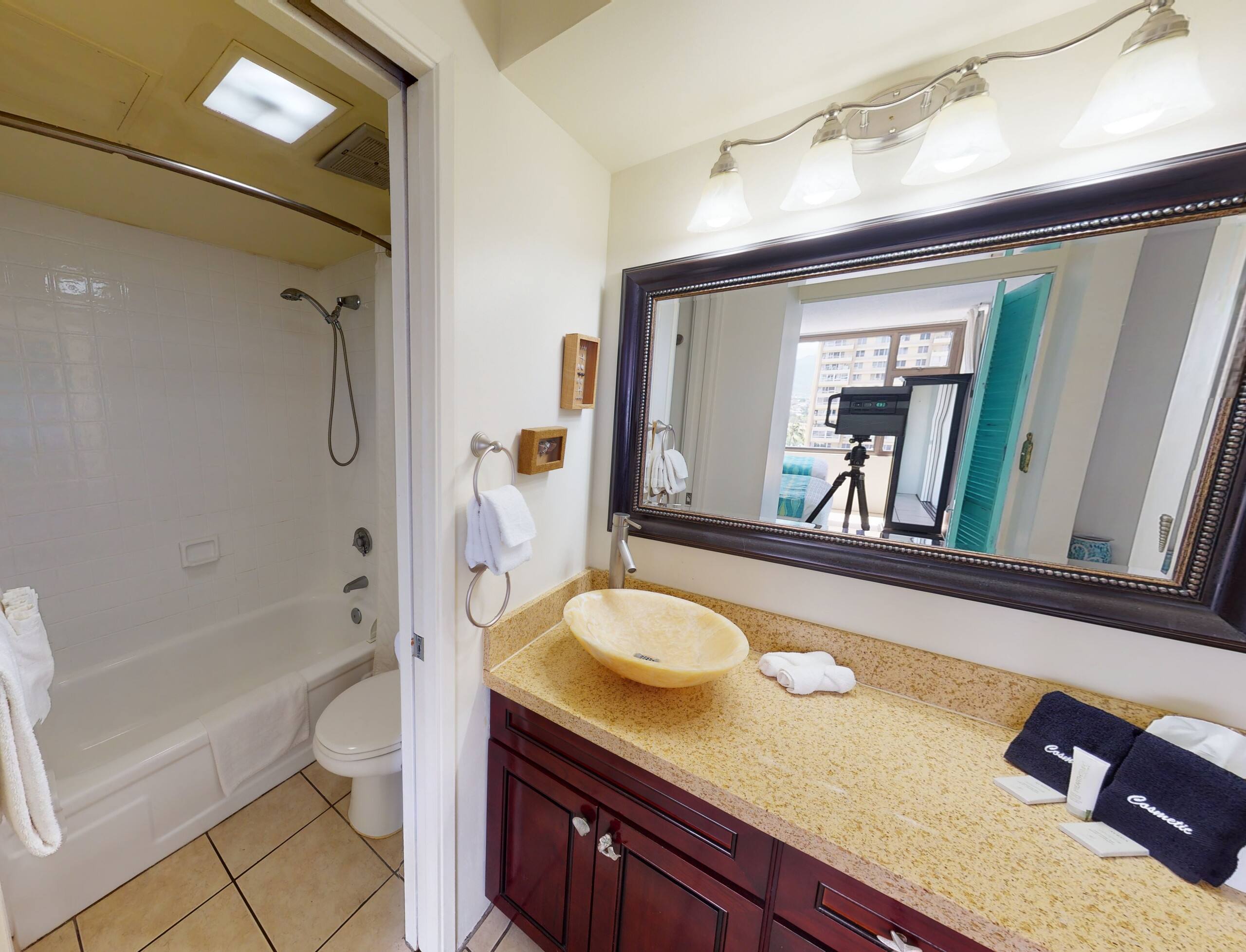 Condo in Honolulu · ★4.2 · 1 bedroom · 3 beds · 1 private bath - Image 4