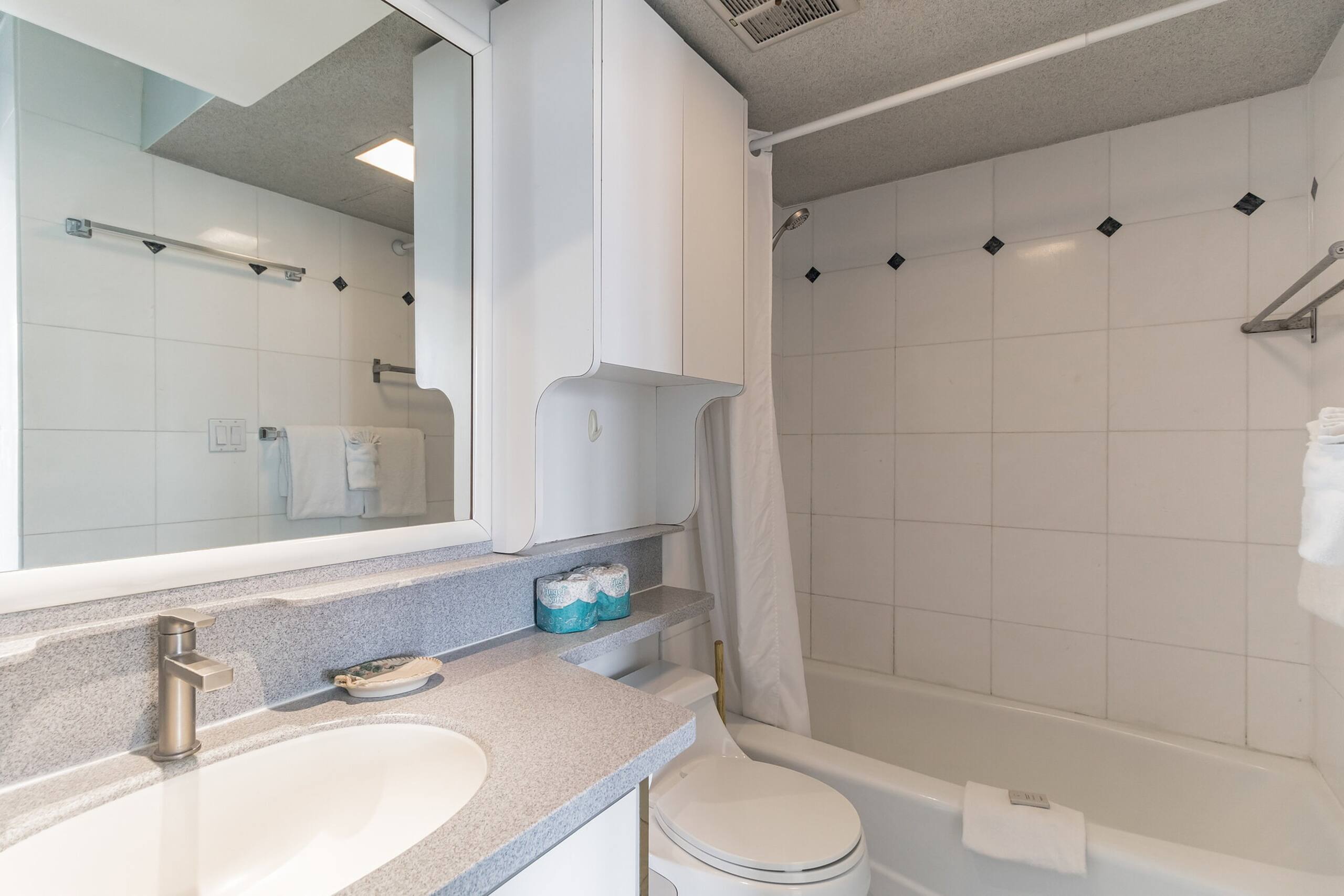 Condo in Honolulu · ★4.0 · 1 bedroom · 3 beds · 1 private bath - Image 14
