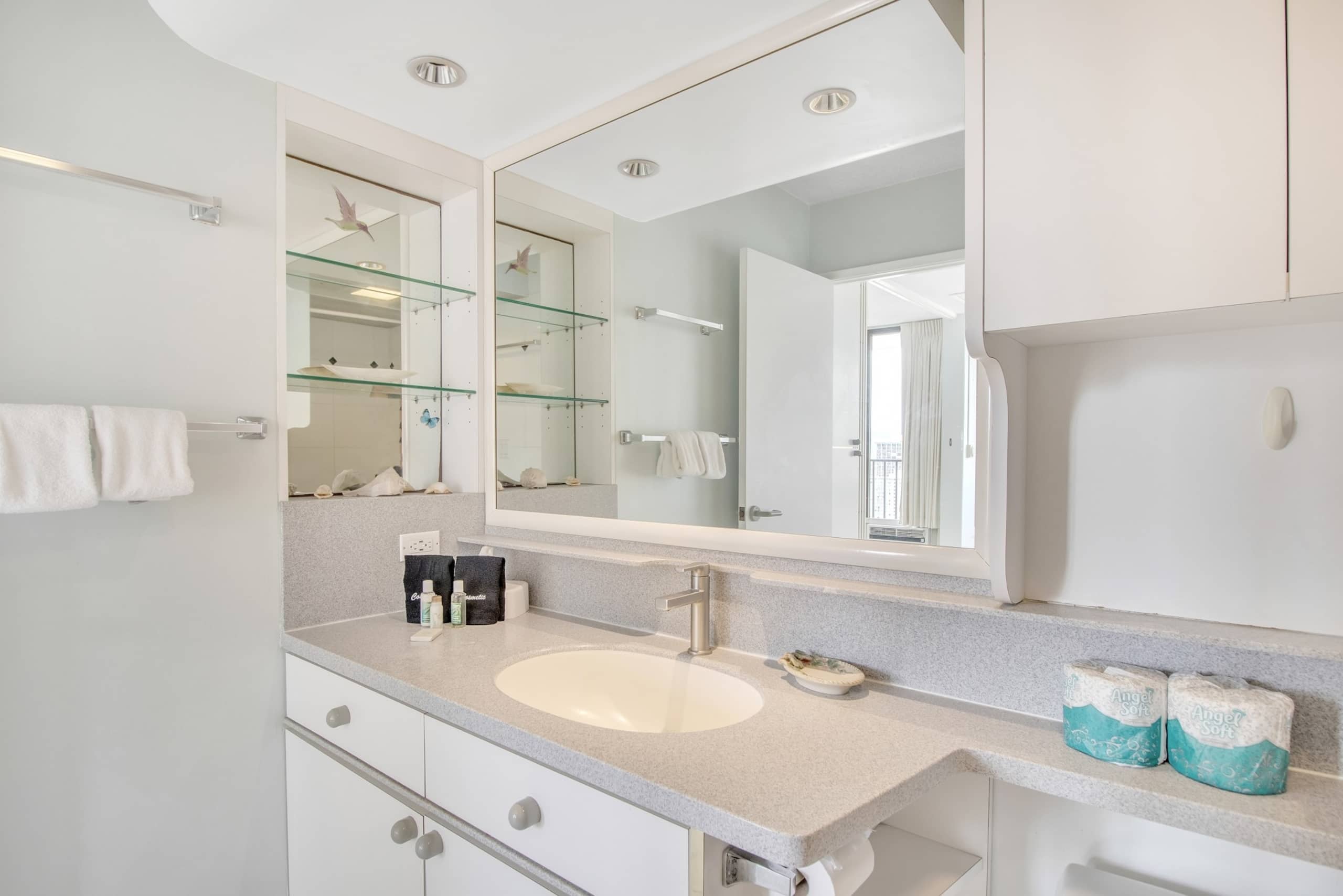 Condo in Honolulu · ★4.0 · 1 bedroom · 3 beds · 1 private bath - Image 4