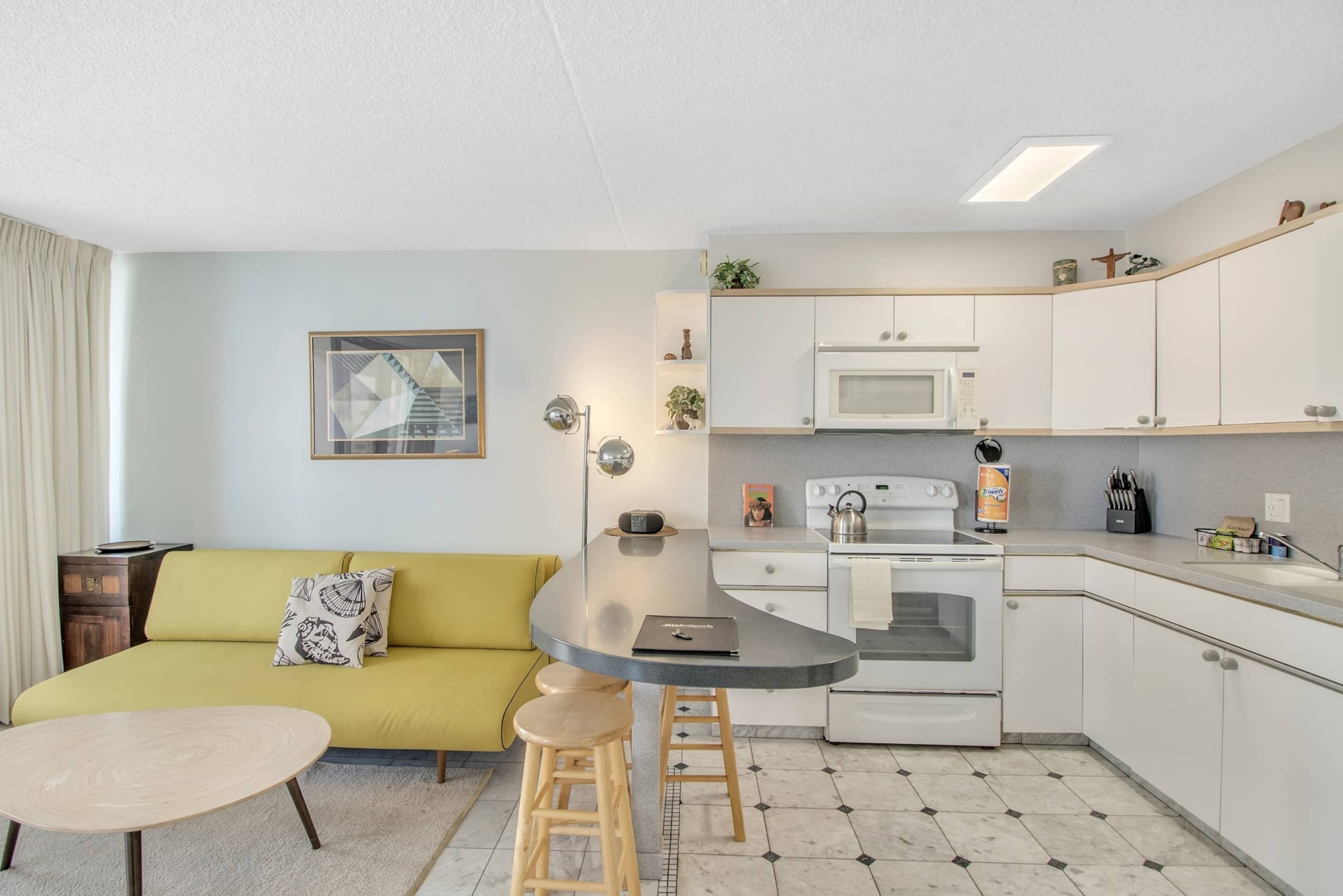 Condo in Honolulu · ★4.0 · 1 bedroom · 3 beds · 1 private bath - Image 6