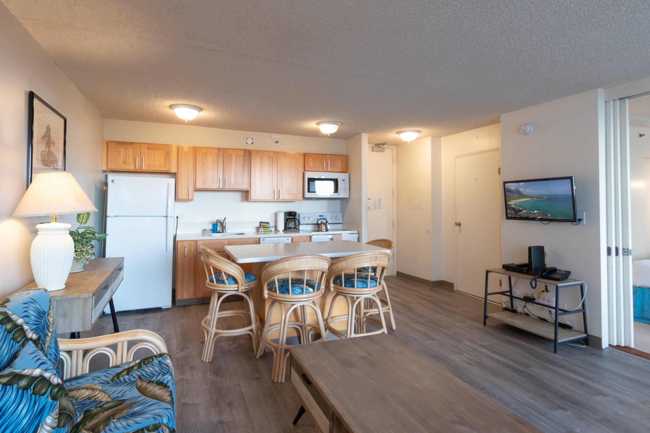 Condo in Honolulu · ★4.43 · 1 bedroom · 3 beds · 1 private bath - Image 4