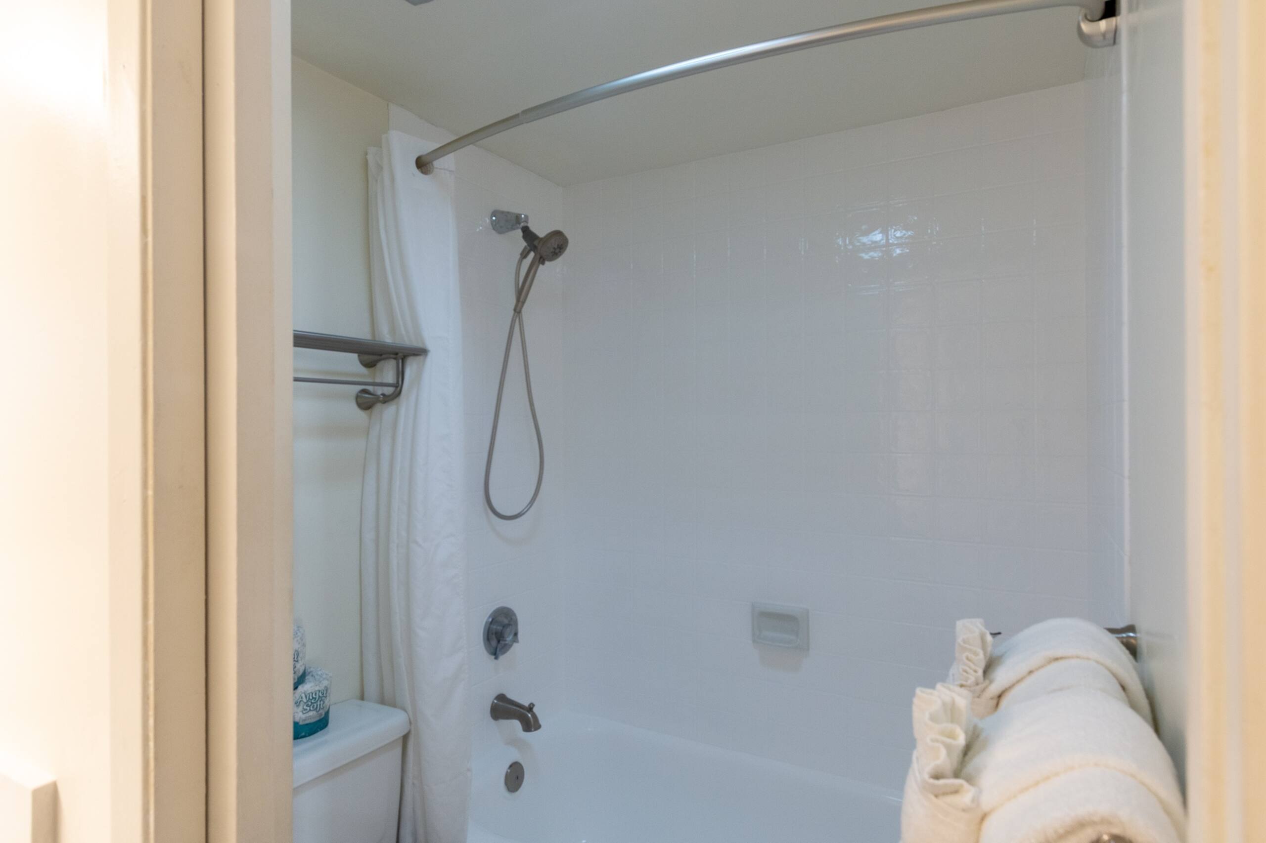 Condo in Honolulu · ★4.43 · 1 bedroom · 3 beds · 1 private bath - Image 16