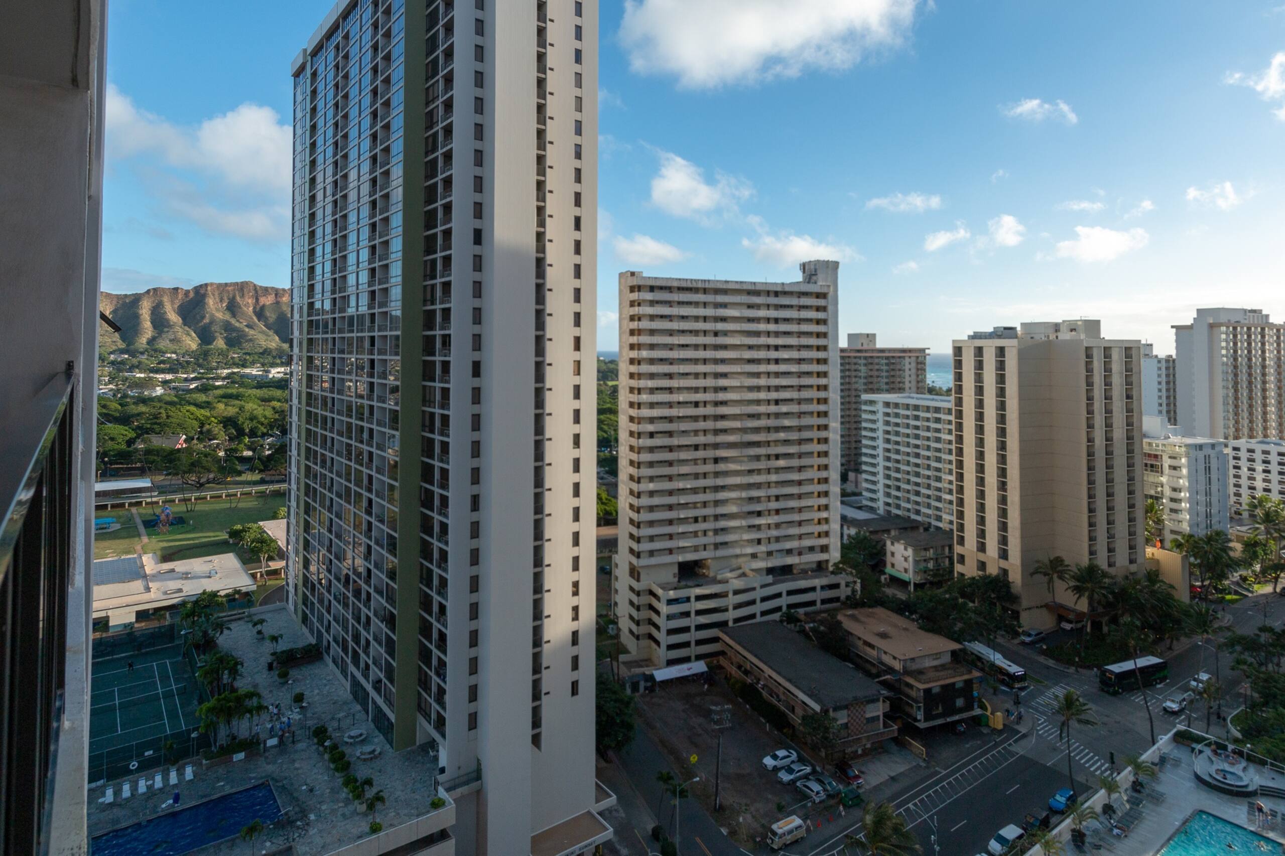 Condo in Honolulu · ★4.43 · 1 bedroom · 3 beds · 1 private bath - Image 18