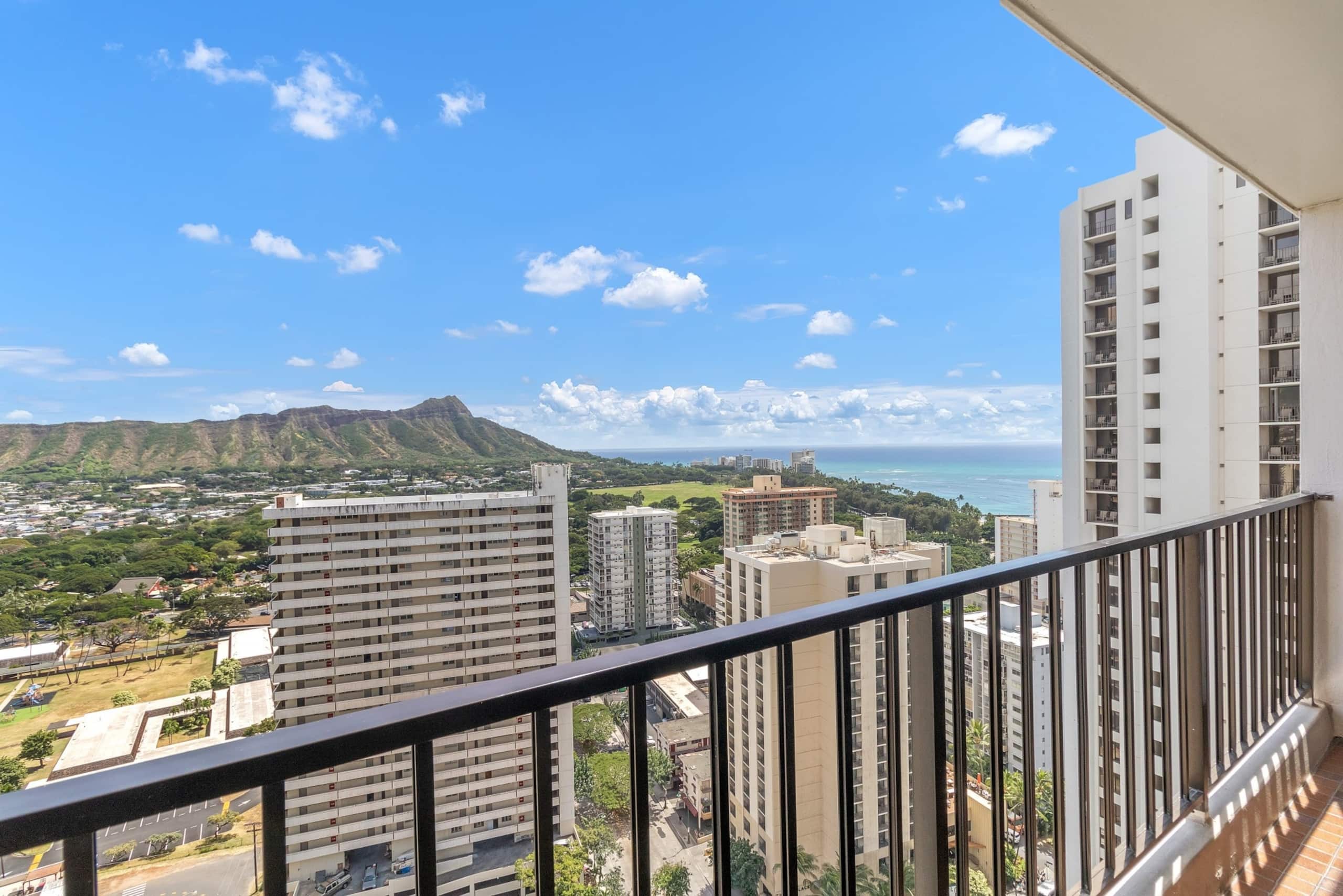 Condo in Honolulu · ★4.77 · 1 bedroom · 3 beds · 1 private bath - Image 18