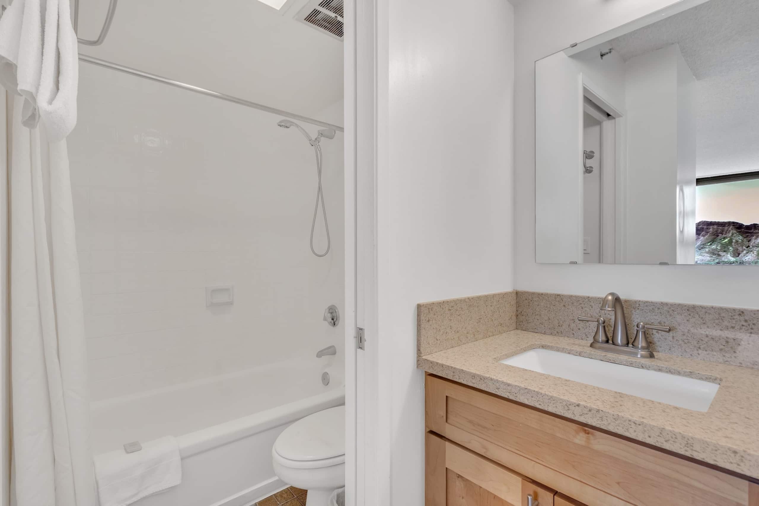 Condo in Honolulu · ★4.77 · 1 bedroom · 3 beds · 1 private bath - Image 15