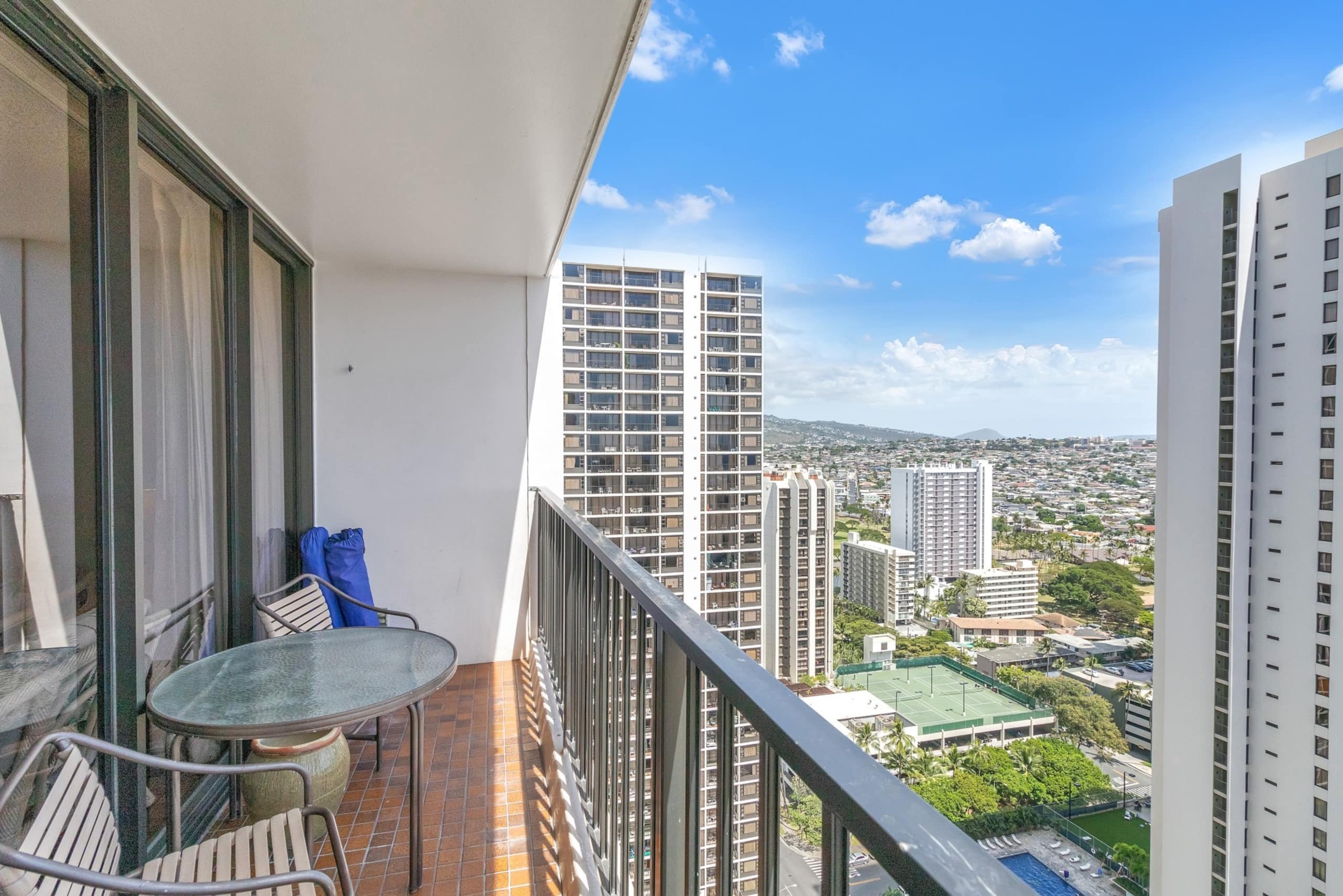 Condo in Honolulu · ★4.77 · 1 bedroom · 3 beds · 1 private bath - Image 16