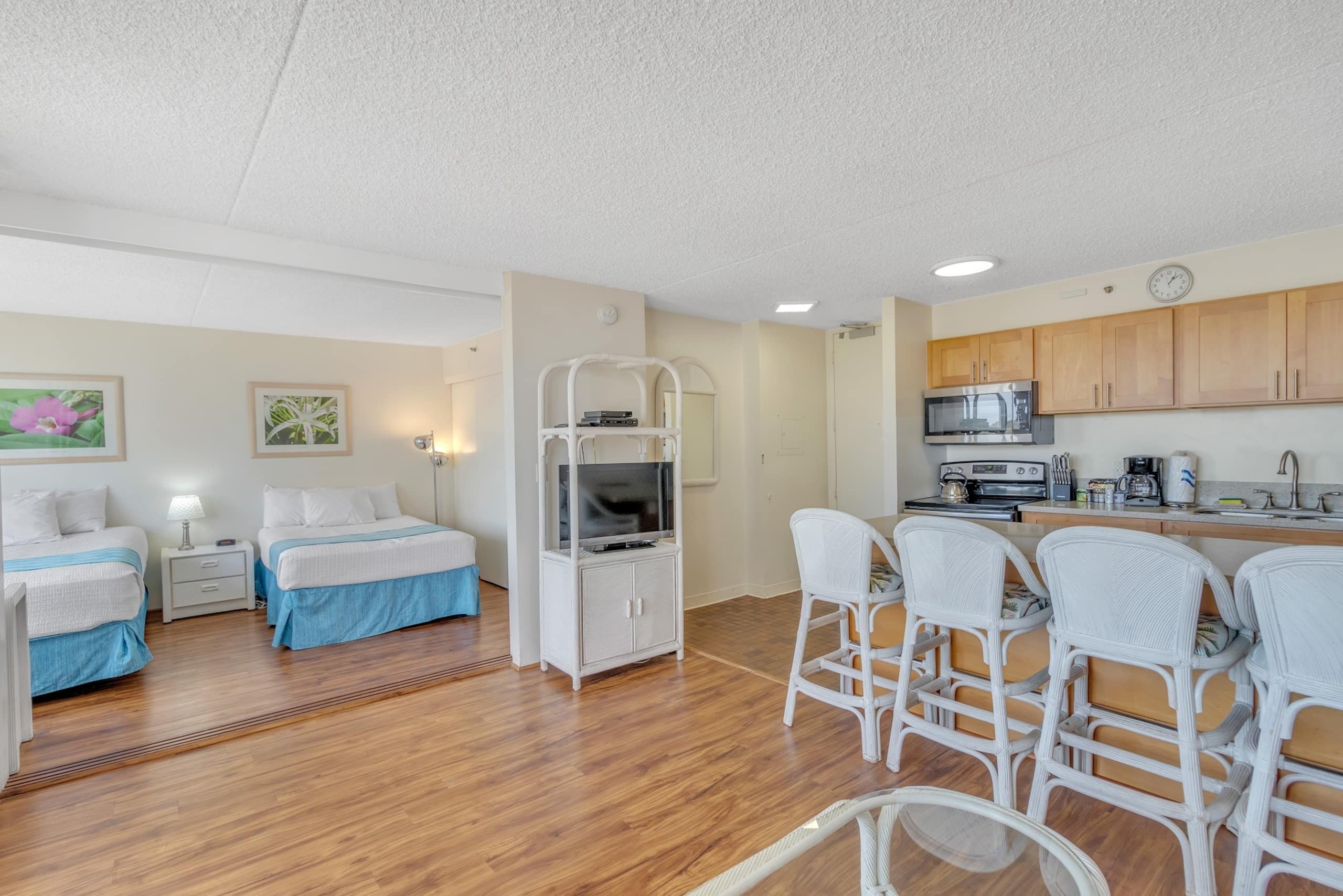 Condo in Honolulu · ★4.77 · 1 bedroom · 3 beds · 1 private bath - Image 4