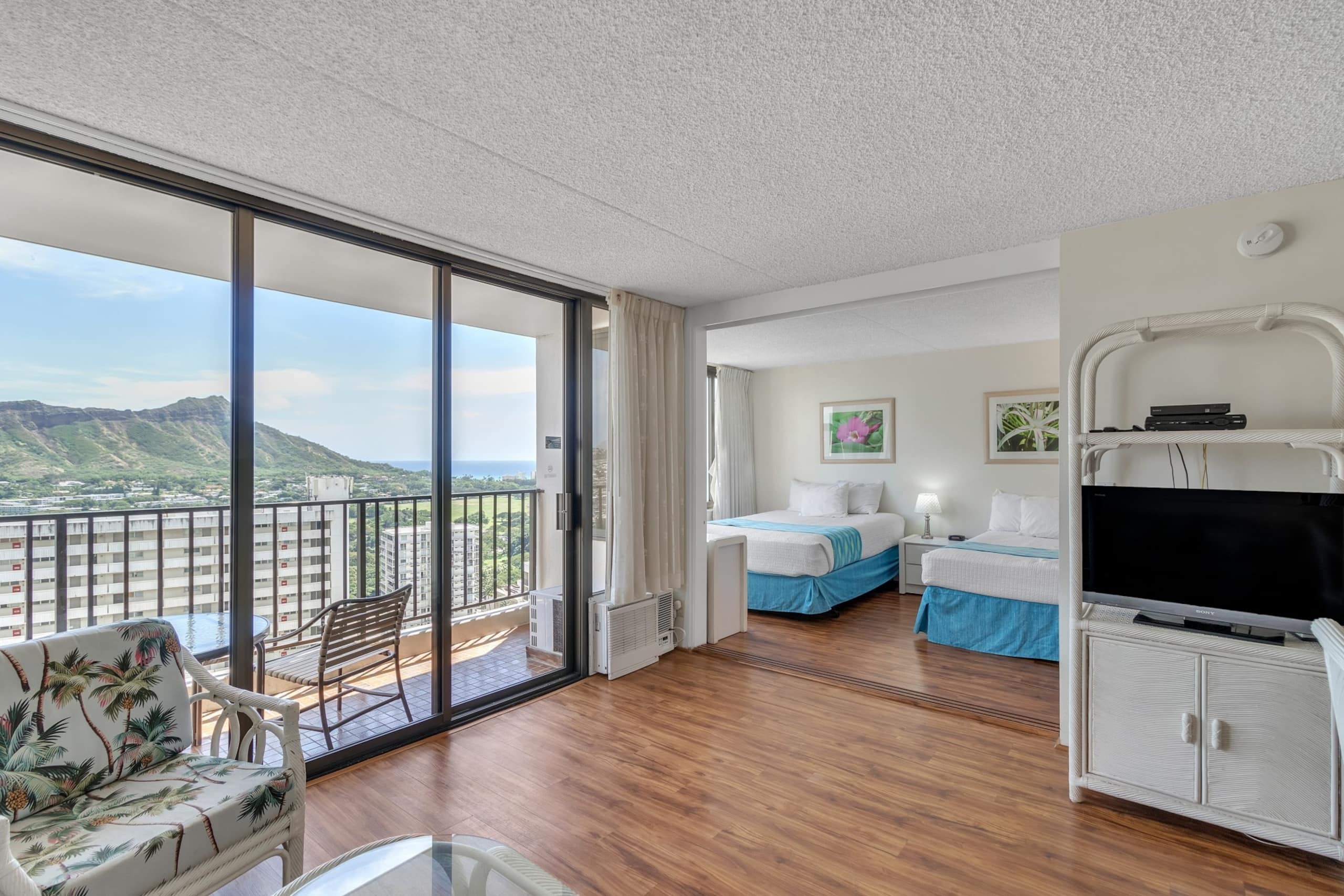 Condo in Honolulu · ★4.77 · 1 bedroom · 3 beds · 1 private bath - Image 1