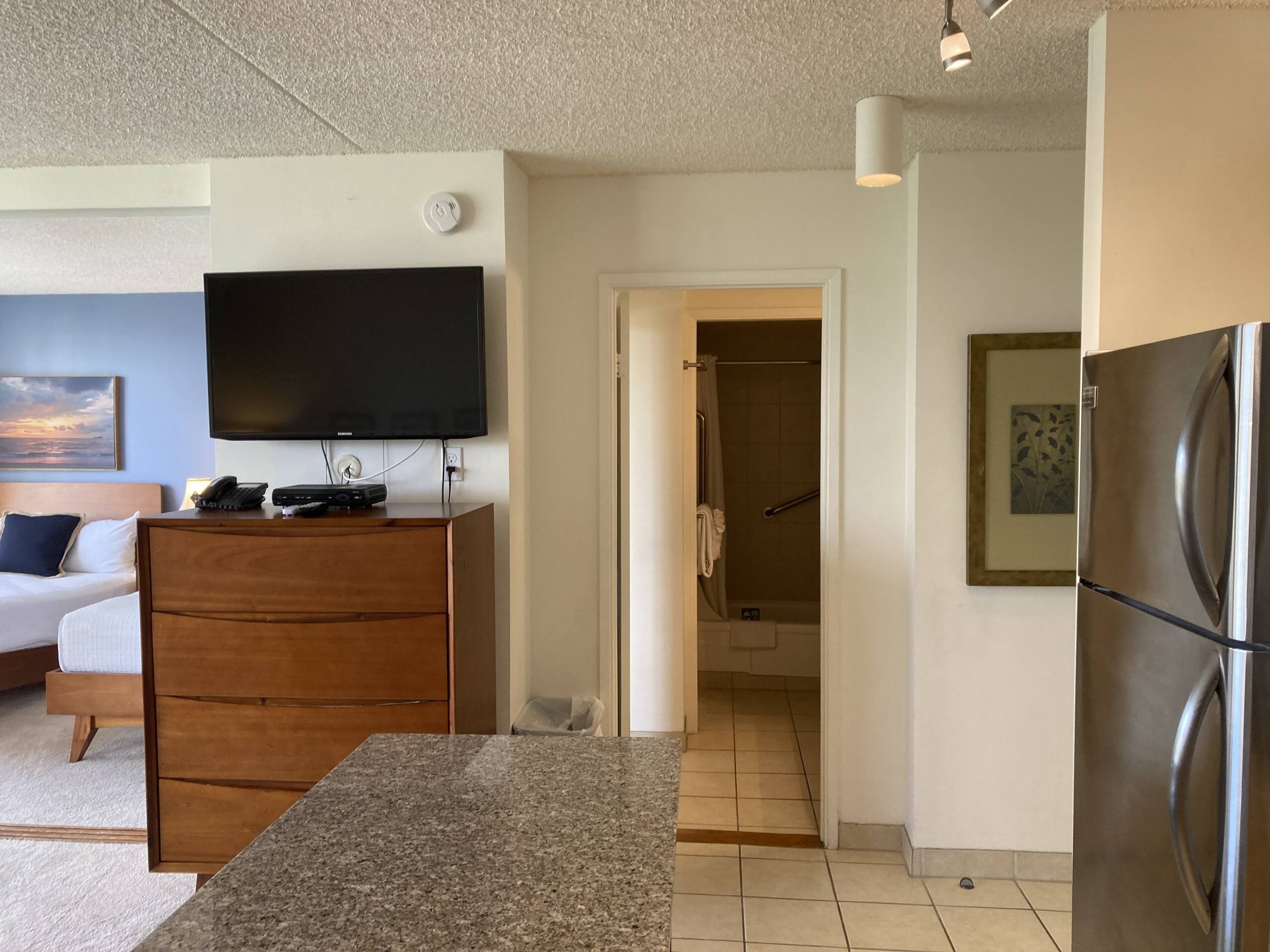 Condo in Honolulu · ★4.47 · 1 bedroom · 3 beds · 1 private bath - Image 8