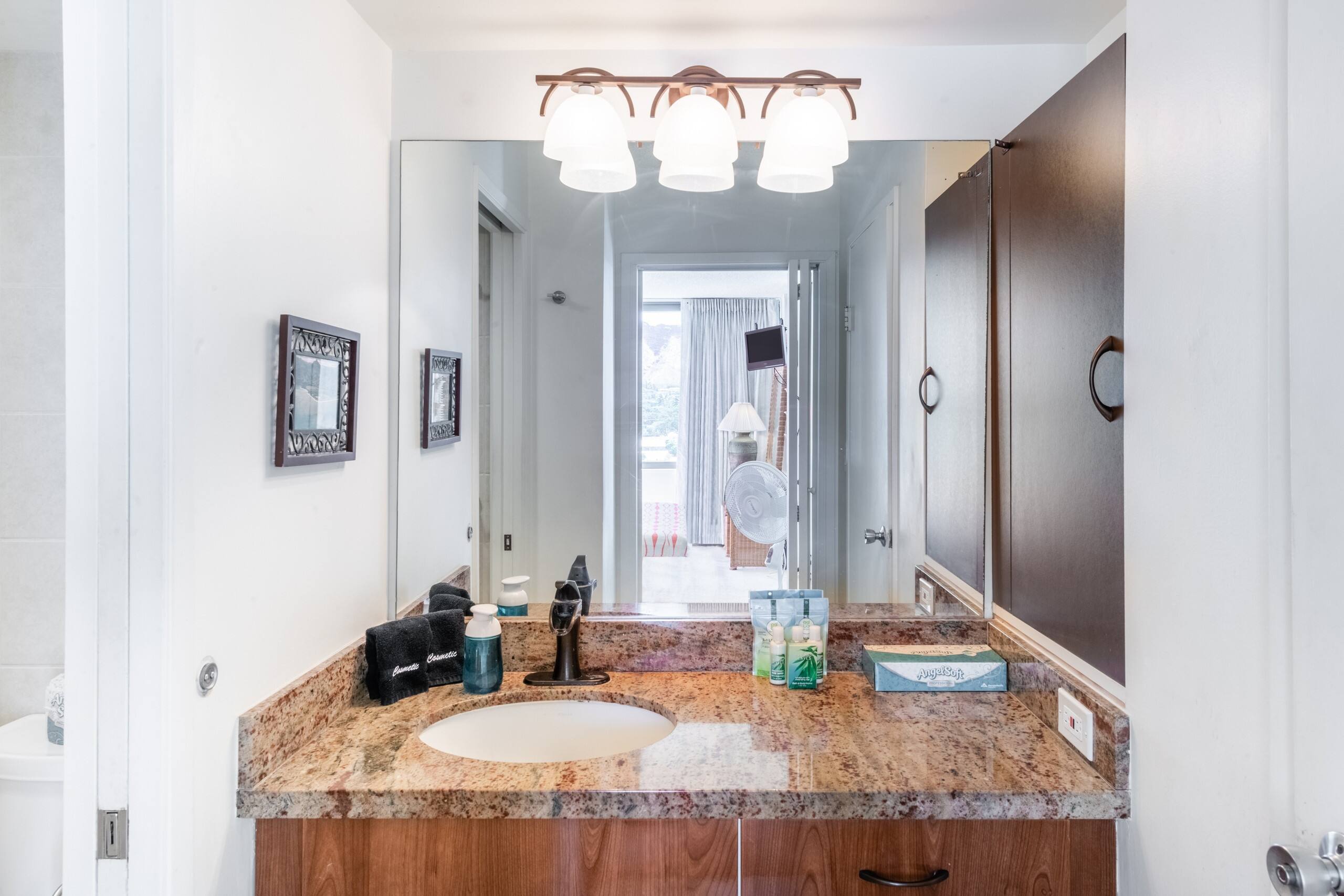 Condo in Honolulu · ★4.47 · 1 bedroom · 3 beds · 1 private bath - Image 4