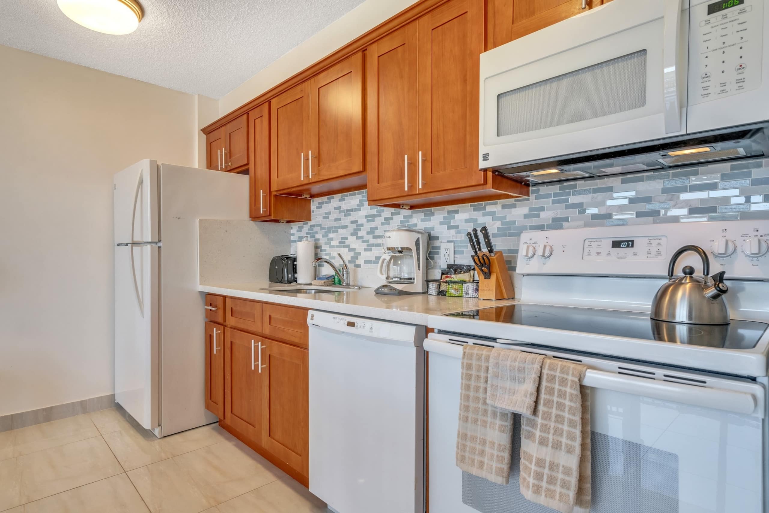 Condo in Honolulu · ★4.0 · 1 bedroom · 6 beds · 1 private bath - Image 4