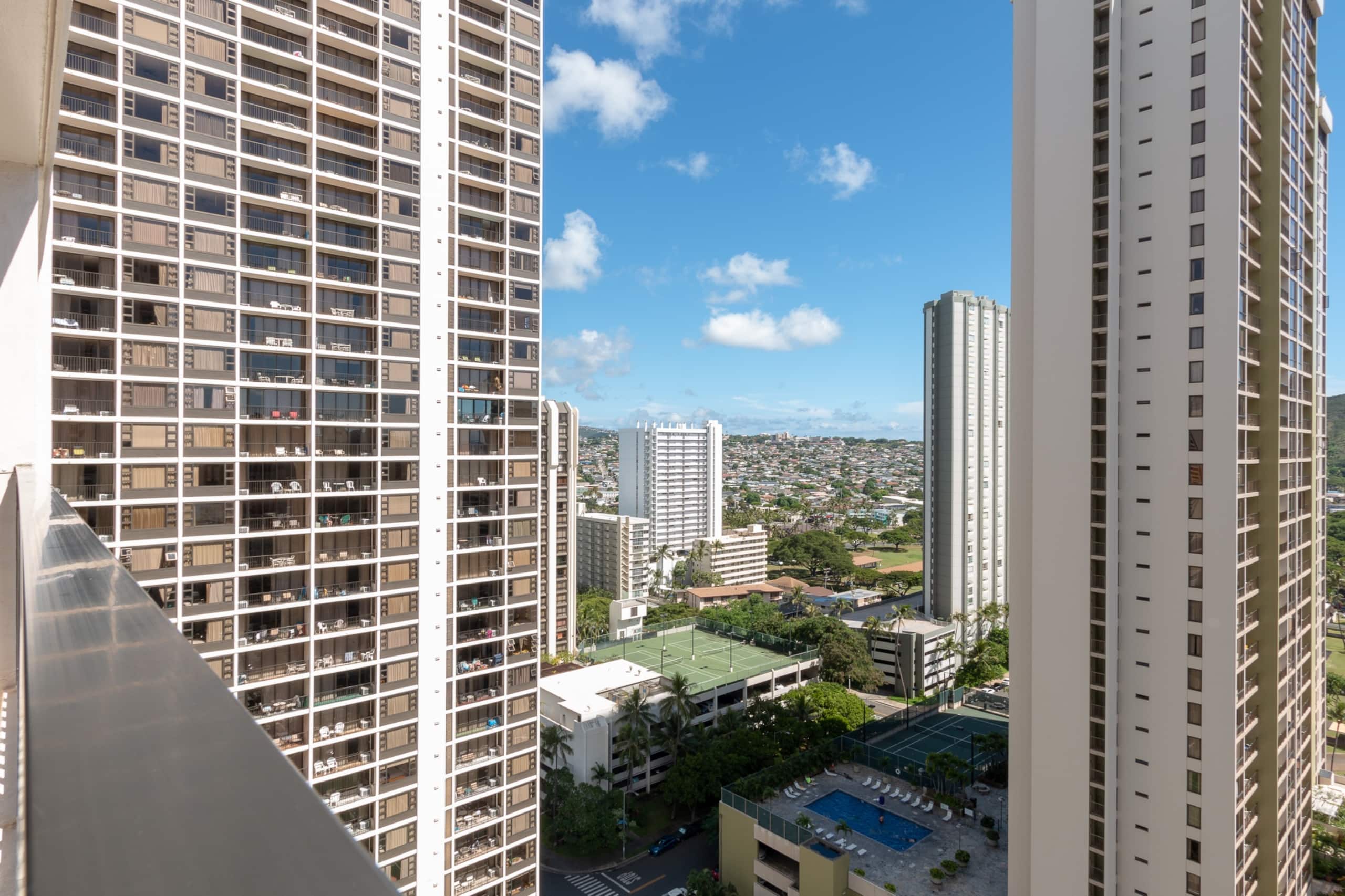 Condo in Honolulu · ★4.0 · 1 bedroom · 6 beds · 1 private bath - Image 9